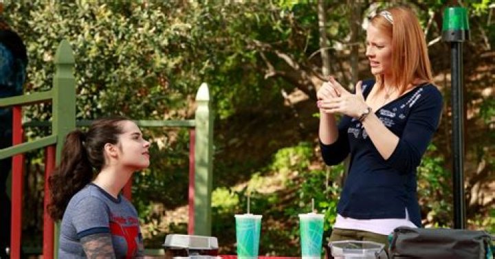 
Annabelle Davis’s Dad Is A Big Advocate For Deaf People, So People Wonder If She Is Deaf In Real Life 