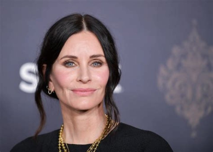 
Are Laura Dern And Courteney Cox Related? Family Tree And Net Worth Difference 