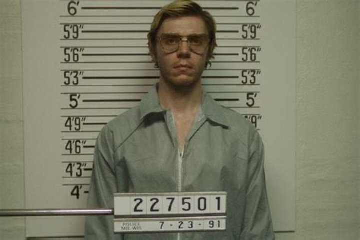 
Evan Peters on the ‘Real Struggle’ of Taking on ‘Dahmer’ — Including Yo-Yo-ing 35 Lbs. to Play Killer 