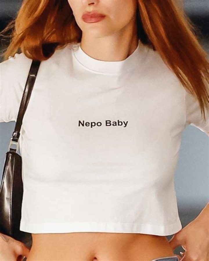 
“Gives nothing”: Netizens reacts to Hailey Bieber nepo baby T-shirt amid ongoing debate 
