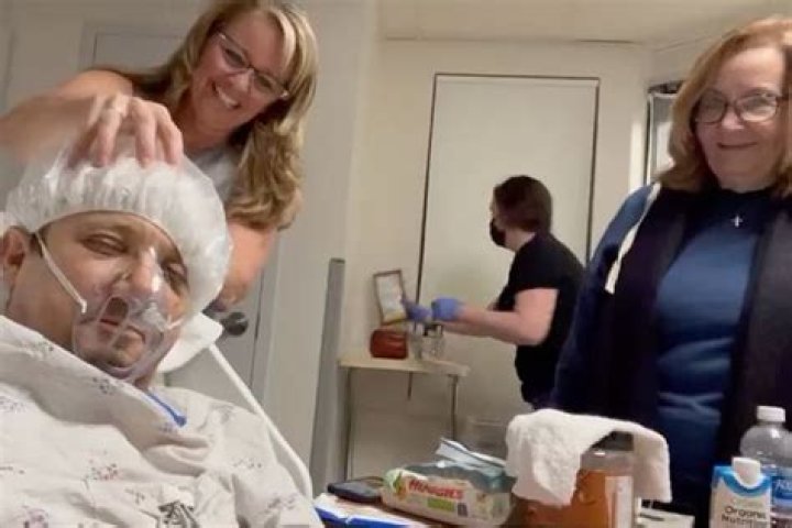 
Jeremy Renner Shares Sweet Video of Mom and Sister Helping ‘Lift My Spirits’ During Hospital Stay 
