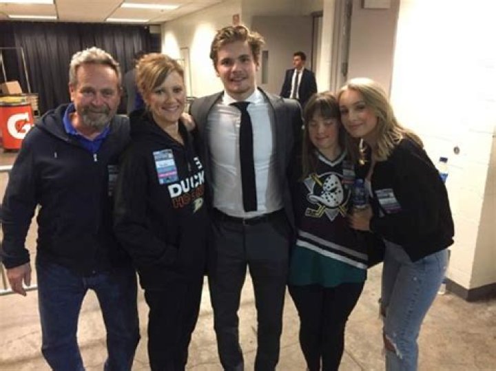 
Meet Sam Steel Parents Larry And Sharon, Siblings And Girlfriend 