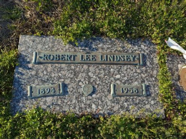 
Robert Lindsey Moore Height, Weight, Net Worth, Age, Birthday, Wikipedia, Who, Nationality, Biography 